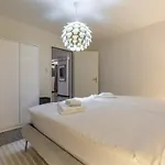 Level - Free Parking Apartment