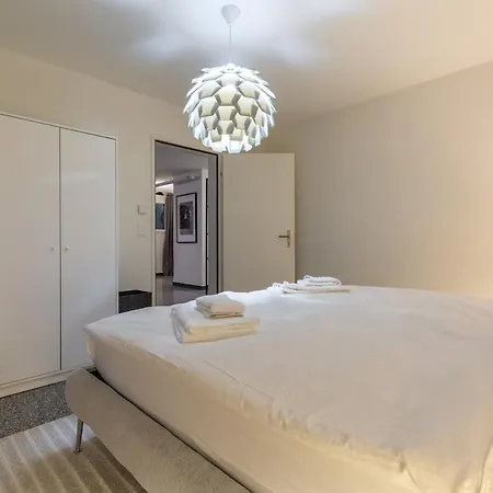 Level - Free Parking Apartment