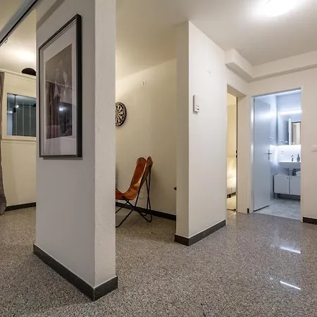 Level - Free Parking Apartment